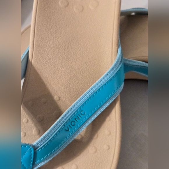 Vionic.   Sandals - Picture 2 of 3